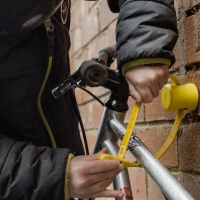 Ancre Noire Pour Vélo Avec Fixation Au Mur Ankr Mini Hiplok 5 Ancre Noire Pour Vélo Avec Fixation Au Mur Ankr Mini Hiplok – Image 3